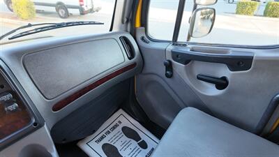 2019 Freightliner M2 106  26 ft BOX TRUCK - Photo 4 - San Jacinto, CA 92583