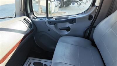 2017 Freightliner M2 106  26 ft BOX TRUCK - Photo 2 - San Jacinto, CA 92583