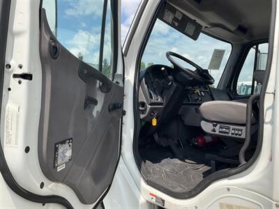 2019 Freightliner M2 106  26 ft BOX TRUCK - Photo 2 - San Jacinto, CA 92583