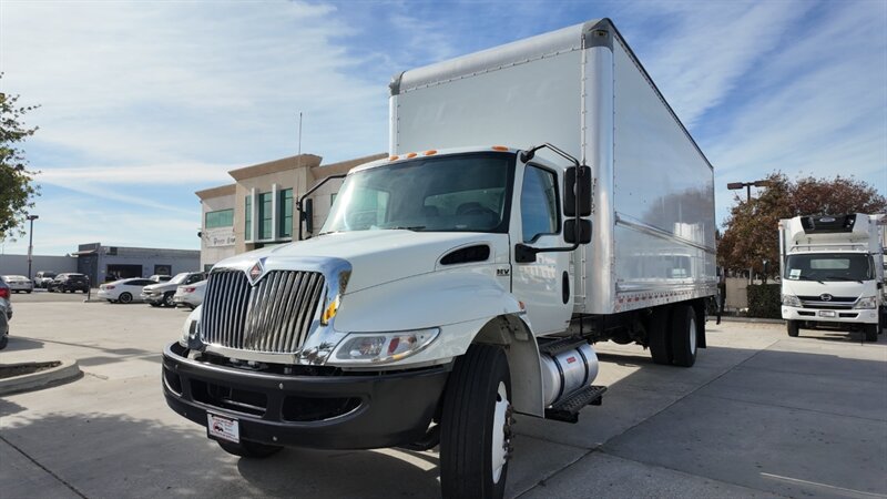 2020 International MV607 106  26 ft BOX TRUCK - Photo 1 - San Jacinto, CA 92583