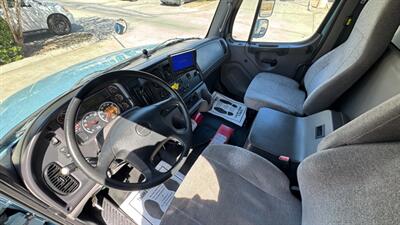 2019 Freightliner M2 106 28 ft BOX TRUCK - Photo 4 - San Jacinto, CA 92583