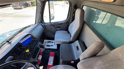 2019 Freightliner M2 106 28 ft BOX TRUCK - Photo 5 - San Jacinto, CA 92583