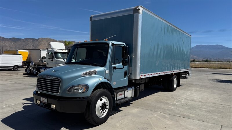2019 Freightliner M2 106  28 ft BOX TRUCK