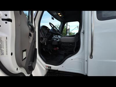 2018 Freightliner M2 106  MOVING TRUCK - Photo 4 - San Jacinto, CA 92583