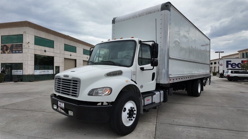 2018 Freightliner M2 106  26 ft BOX TRUCK