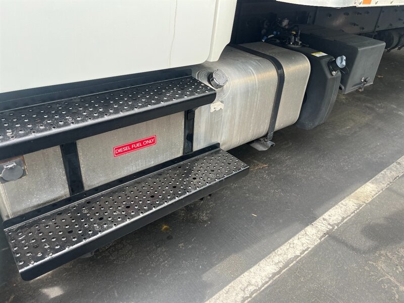 2018 Freightliner M2 106 26 ft BOX TRUCK - Photo 1 - San Jacinto, CA 92583