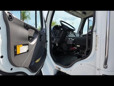 2013 Freightliner M2 106  BOX TRUCK MANUAL TRANSMISSION - Photo 4 - San Jacinto, CA 92583