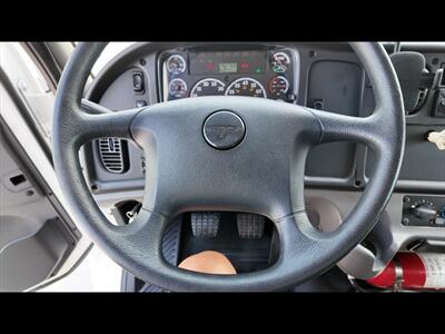 2013 Freightliner M2 106  BOX TRUCK MANUAL TRANSMISSION - Photo 7 - San Jacinto, CA 92583