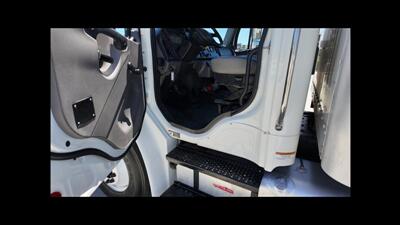 2018 Freightliner M2 106  26 ft BOX TRUCK - Photo 3 - San Jacinto, CA 92583