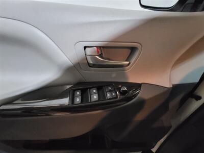 2015 Toyota Sienna XLE 8-Passenger - Photo 5 - West Chester, PA 19382