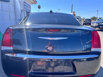 2018 Chrysler 300 Limited   - Photo 2 - Tucson, AZ 85711