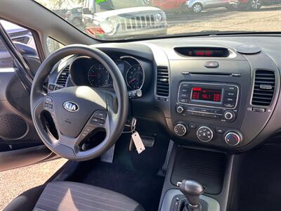 2016 Kia Forte5 LX   - Photo 9 - Tucson, AZ 85710