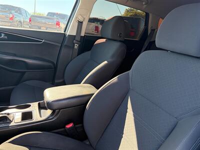 2020 Kia Sorento L   - Photo 8 - Tucson, AZ 85710