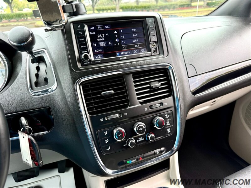 2018 Dodge Grand Caravan SXT Stow & Go Leather Back Up camera - Photo 14 - Hillsboro, OR 97123