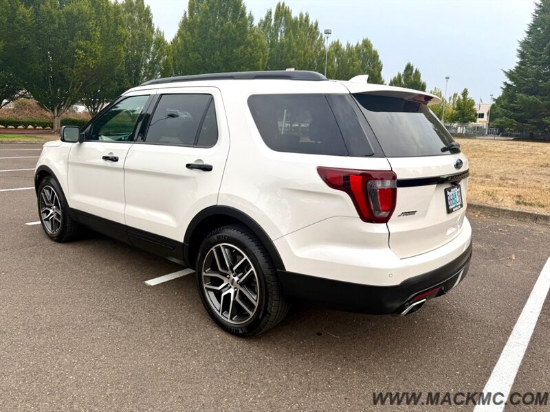 2016 Ford Explorer Sport AWD 3RD Row Seating Low Miles - Photo 9 - Hillsboro, OR 97123