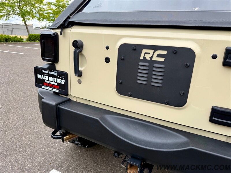 2011 Jeep Wrangler Sport Unlimited Lifted 35s MTs Light Bar Winch   - Photo 27 - Hillsboro, OR 97123