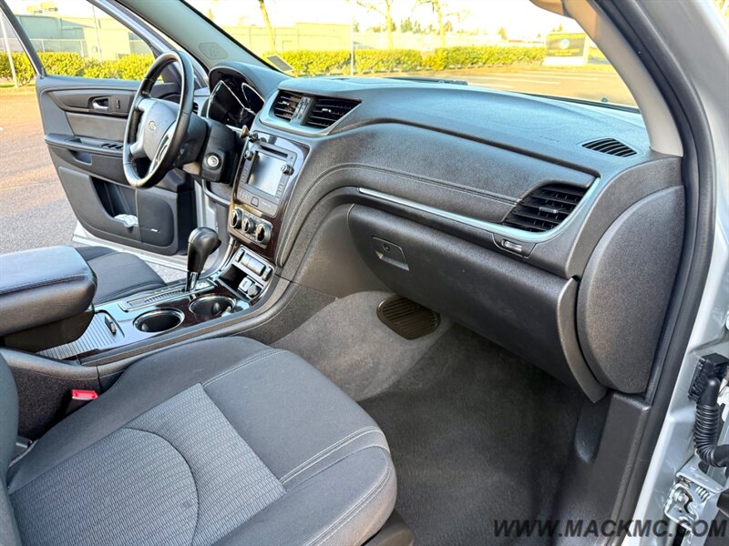 2016 Chevrolet Traverse LT 3RD Row Seating 74K Low Miles AWD   - Photo 2 - Hillsboro, OR 97123