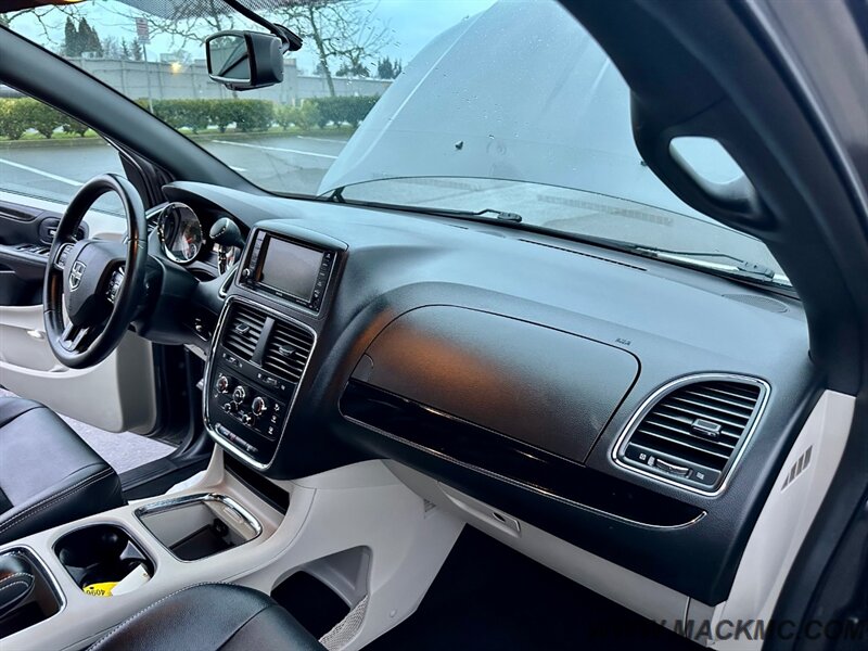 2018 Dodge Grand Caravan SXT   - Photo 3 - Hillsboro, OR 97123