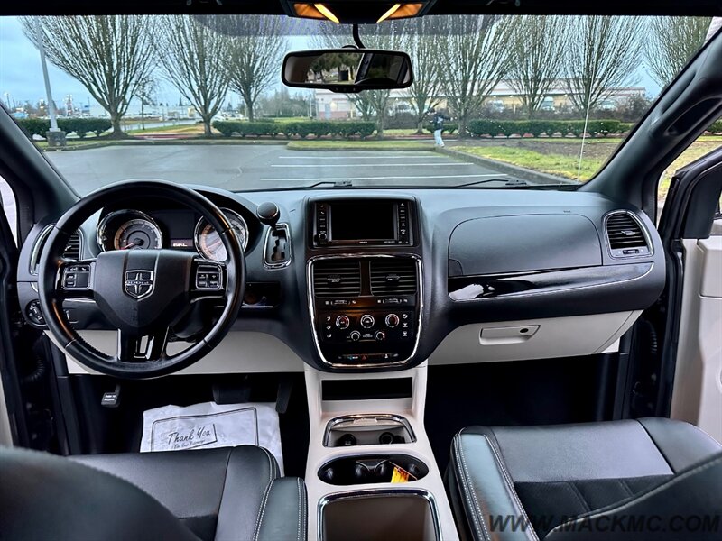 2018 Dodge Grand Caravan SXT   - Photo 2 - Hillsboro, OR 97123