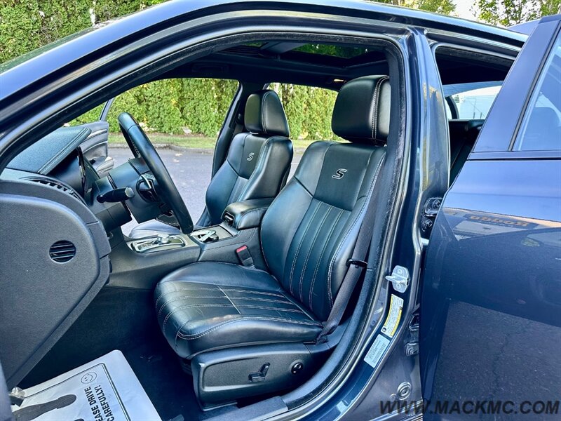 2015 Chrysler 300 Series S 1-owner panoramic Roof 31-MPG - Photo 18 - Hillsboro, OR 97123