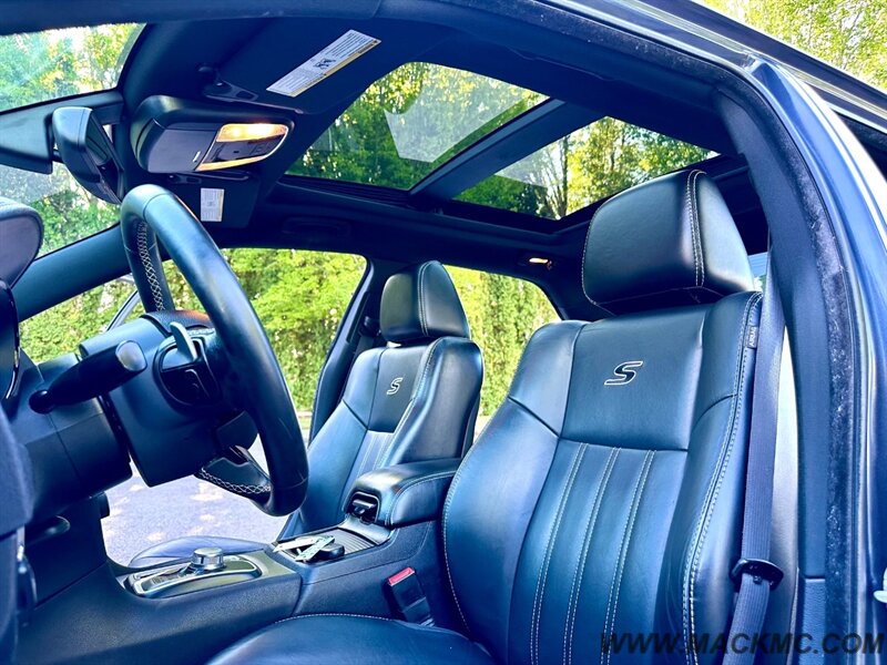 2015 Chrysler 300 Series S 1-owner panoramic Roof 31-MPG - Photo 17 - Hillsboro, OR 97123