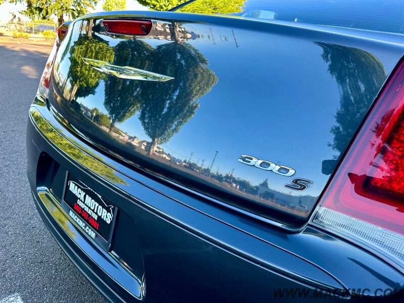 2015 Chrysler 300 Series S 1-owner panoramic Roof 31-MPG - Photo 9 - Hillsboro, OR 97123