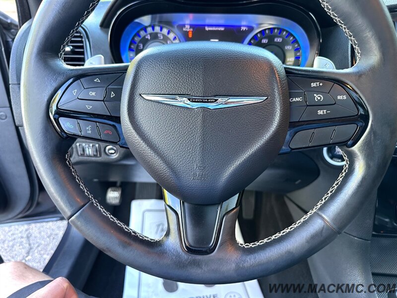 2015 Chrysler 300 Series S 1-owner panoramic Roof 31-MPG - Photo 13 - Hillsboro, OR 97123
