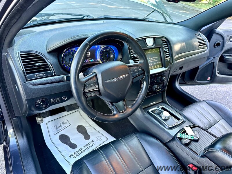 2015 Chrysler 300 Series S 1-owner panoramic Roof 31-MPG - Photo 12 - Hillsboro, OR 97123