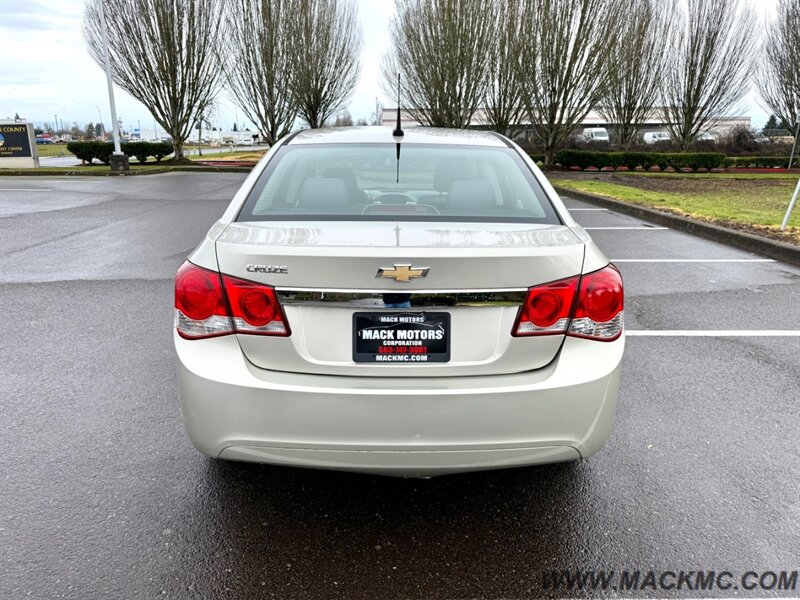 2013 Chevrolet Cruze LS Auto   - Photo 8 - Hillsboro, OR 97123