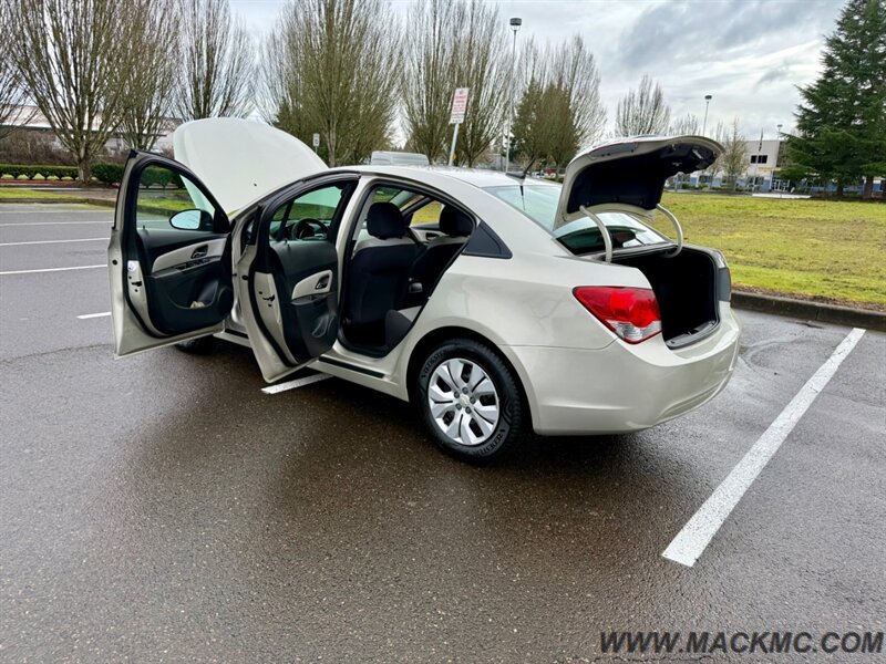 2013 Chevrolet Cruze LS Auto   - Photo 25 - Hillsboro, OR 97123