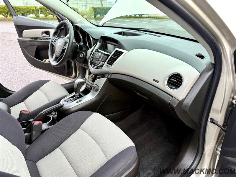 2013 Chevrolet Cruze LS Auto   - Photo 2 - Hillsboro, OR 97123