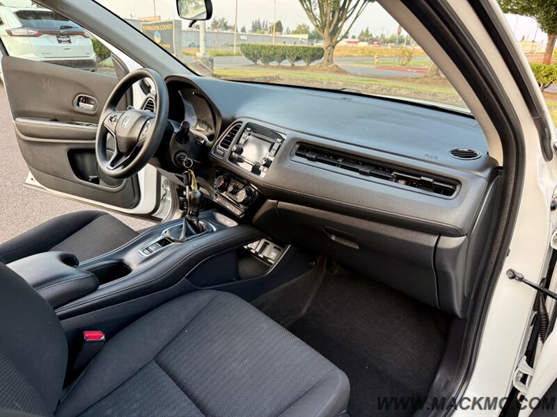 2016 Honda HR-V LX 6-Speed Manual Back Up Camera - Photo 2 - Hillsboro, OR 97123