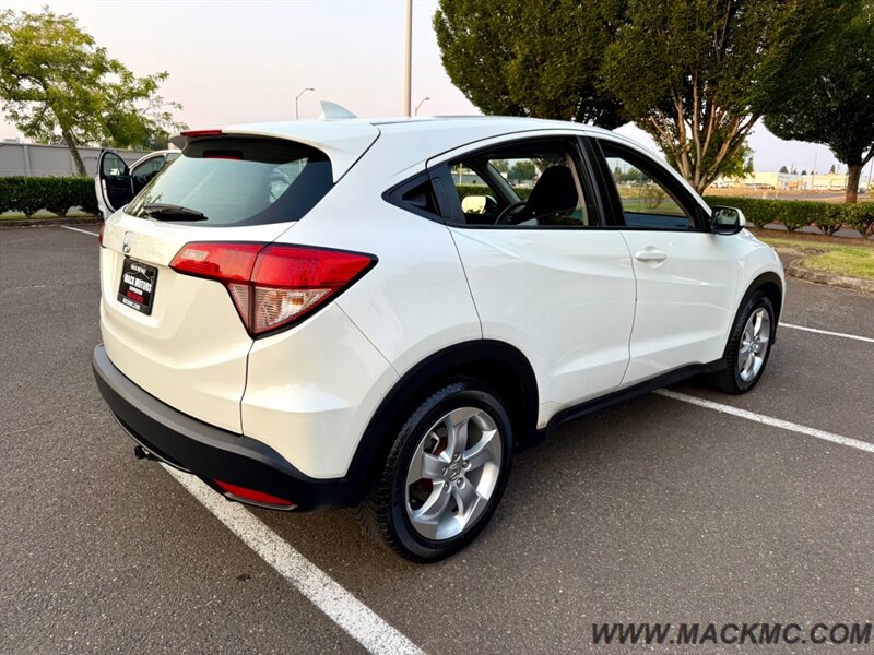 2016 Honda HR-V LX 6-Speed Manual Back Up Camera - Photo 7 - Hillsboro, OR 97123