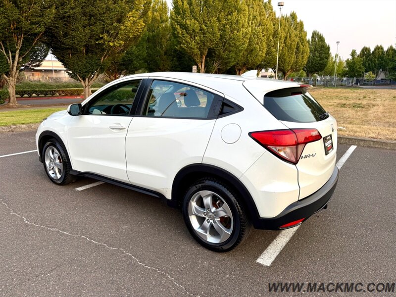 2016 Honda HR-V LX 6-Speed Manual Back Up Camera - Photo 5 - Hillsboro, OR 97123