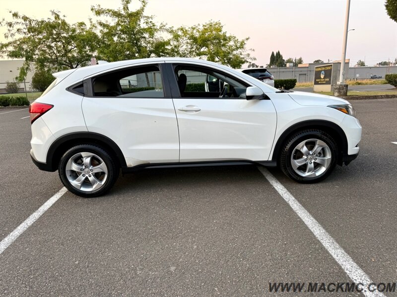 2016 Honda HR-V LX 6-Speed Manual Back Up Camera - Photo 8 - Hillsboro, OR 97123