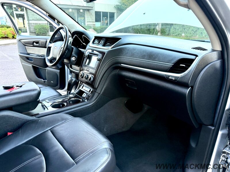 2016 Chevrolet Traverse LT 3Rd Row Seating Leather Back Up cam   - Photo 2 - Hillsboro, OR 97123