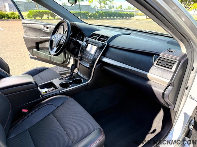2016 Toyota Camry SE   - Photo 2 - Hillsboro, OR 97123
