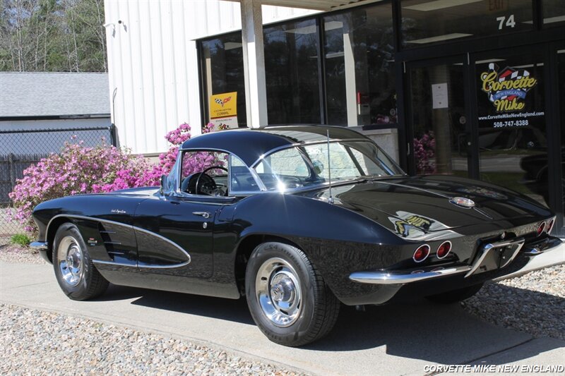 1961 Chevrolet Corvette 11