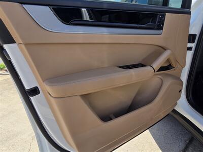 2024 Porsche Cayenne S   - Photo 31 - San J Uan, TX 78589