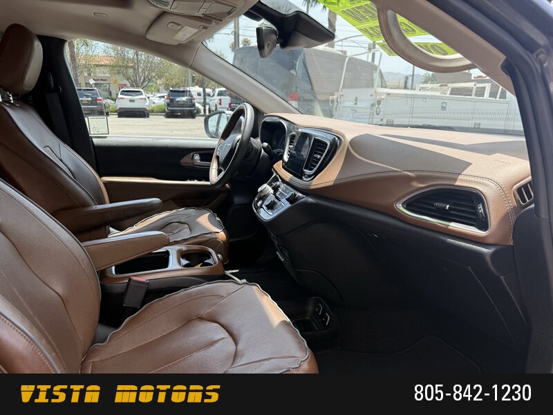 2017 Chrysler Pacifica Limited - Photo 10 - Simi Valley, CA 93063