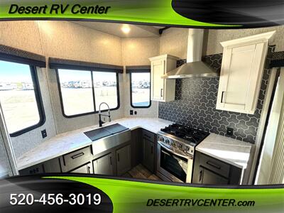 2023 Keystone CROSSROADS HAMPTON 388FKL - Photo 16 - Huachuca City, AZ 85616