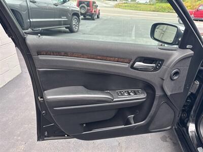 2017 Chrysler 300 C AWD 4dr Sedan - Photo 13 - Hazleton, PA 18201