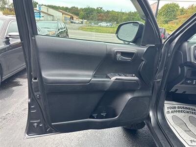 2017 Toyota Tacoma TRD Off Road 4x4 4dr Double Cab 5.0 ft SB 6A - Photo 14 - Hazleton, PA 18201