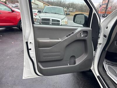 2019 Nissan Frontier SV 4x4 4dr Crew Cab 5 ft. SB 5A   - Photo 14 - Hazleton, PA 18201