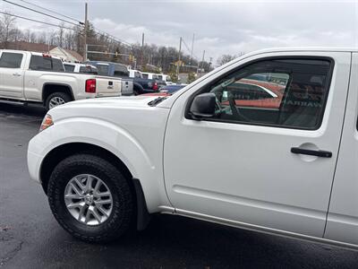 2019 Nissan Frontier SV 4x4 4dr Crew Cab 5 ft. SB 5A   - Photo 4 - Hazleton, PA 18201