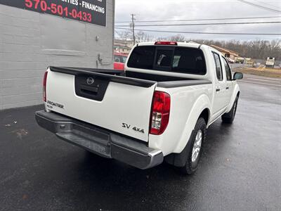 2019 Nissan Frontier SV 4x4 4dr Crew Cab 5 ft. SB 5A   - Photo 8 - Hazleton, PA 18201
