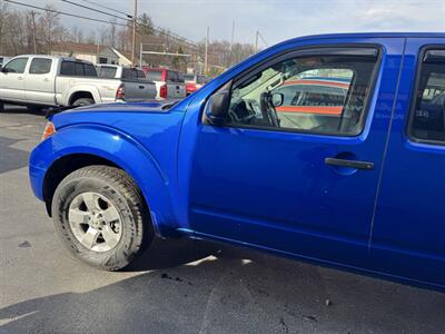 2013 Nissan Frontier SV 4x4 4dr Crew Cab 5 ft. SB Pickup 5A   - Photo 4 - Hazleton, PA 18201