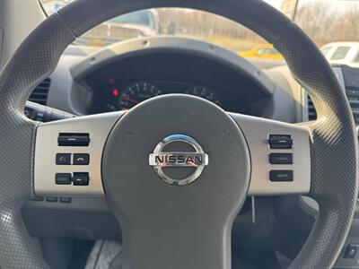 2013 Nissan Frontier SV 4x4 4dr Crew Cab 5 ft. SB Pickup 5A   - Photo 32 - Hazleton, PA 18201