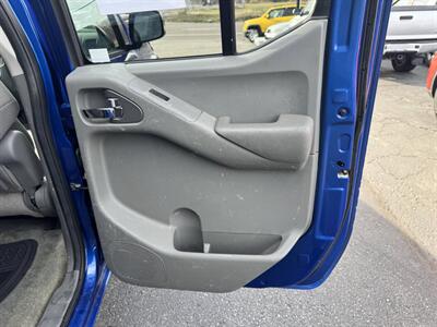 2013 Nissan Frontier SV 4x4 4dr Crew Cab 5 ft. SB Pickup 5A   - Photo 21 - Hazleton, PA 18201