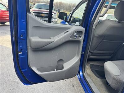 2013 Nissan Frontier SV 4x4 4dr Crew Cab 5 ft. SB Pickup 5A   - Photo 17 - Hazleton, PA 18201